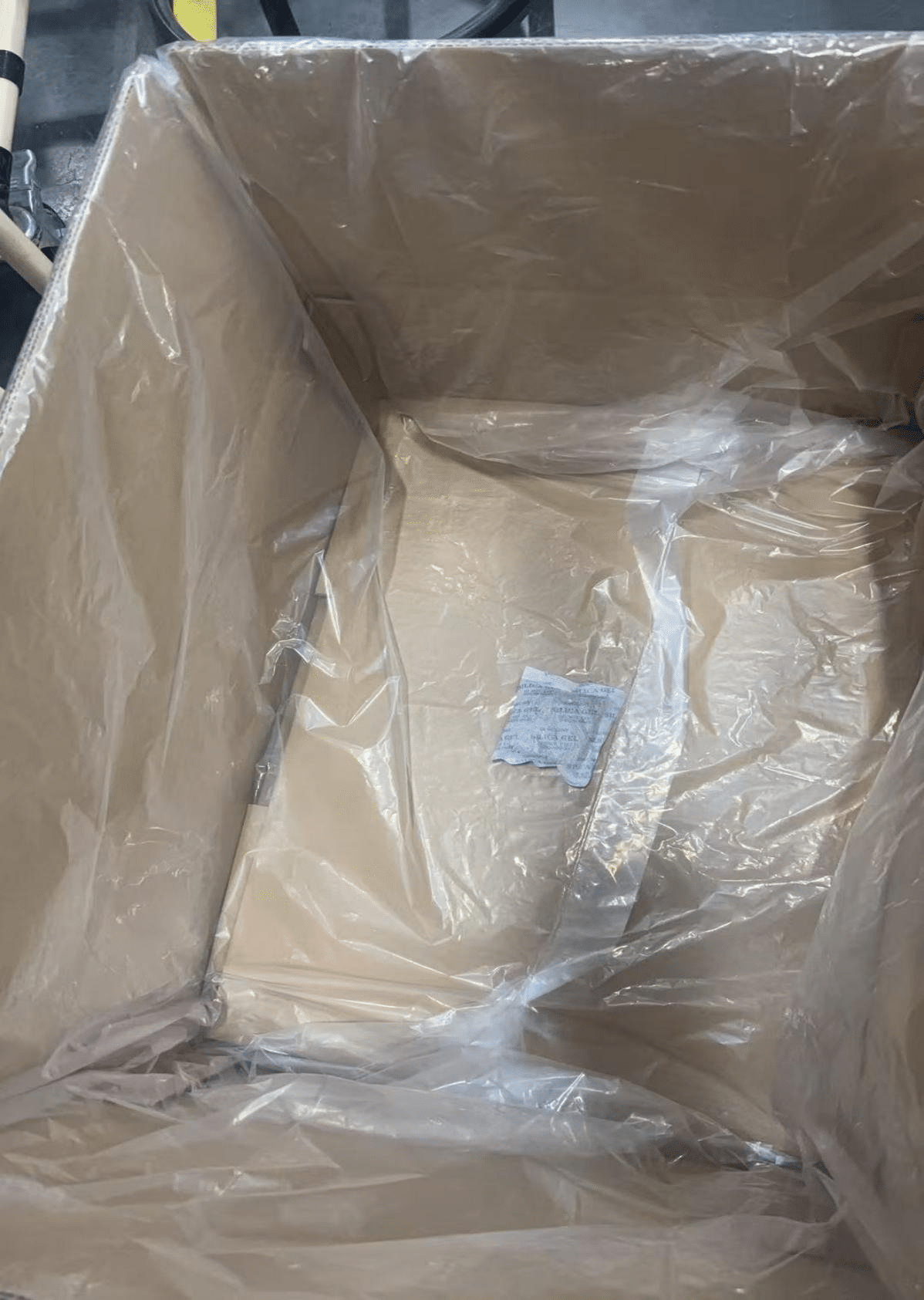 Letakkan kantong anti debu yang rata di dalam kotak kardus