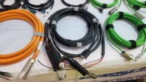 Basado en "mazos de cables de automatización industrial personalizados y altamente flexibles" diseñados para condiciones de funcionamiento extremas específicas.